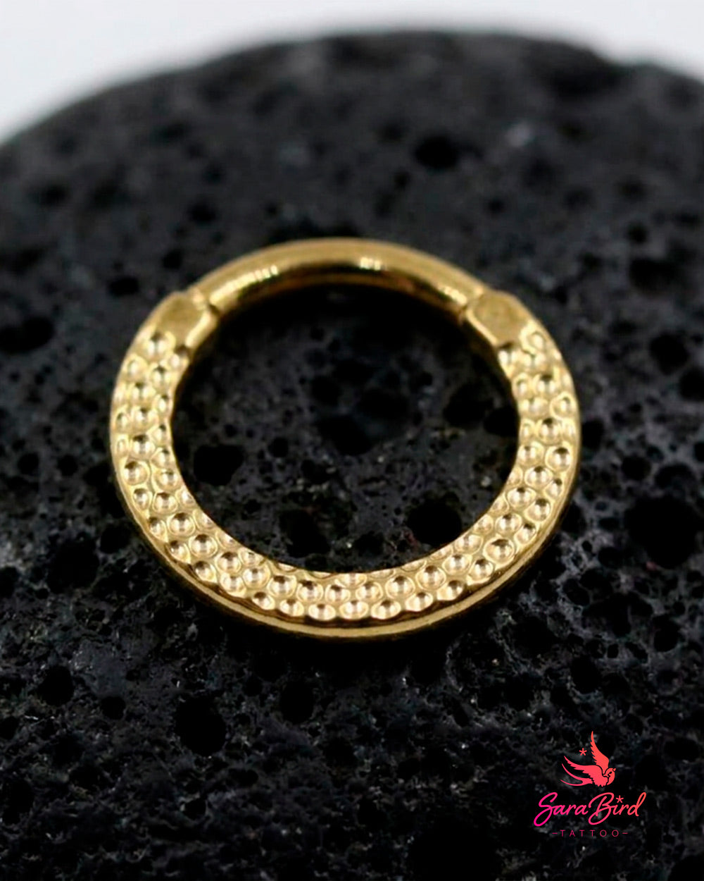 Argola Clicker Martelada em Titânio PVD Gold
