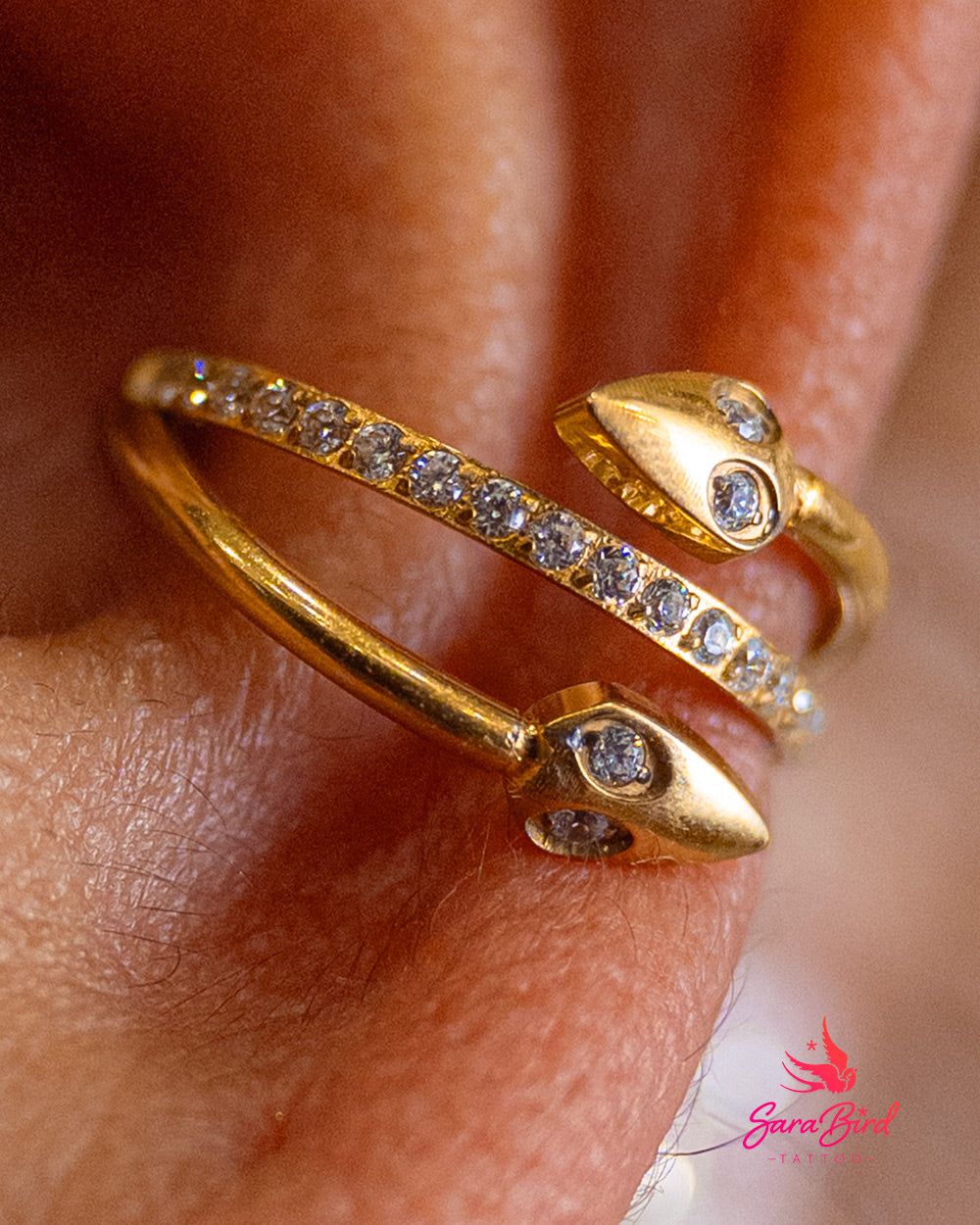 Argola Clicker em Titânio PVD Gold com Serpentes e Zircónias