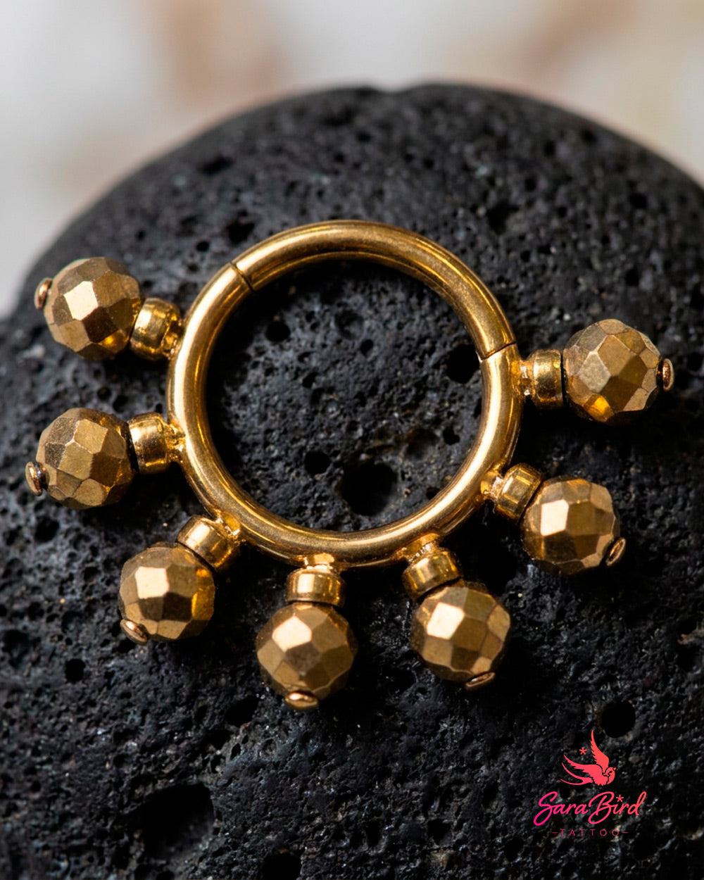 Argola Clicker com Esferas Facetadas em Titânio PVD Gold