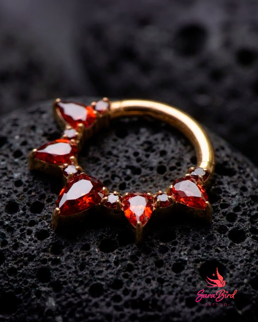 Argola Clicker com Zircónias Rubi em Lapidação Pera em Titânio PVD Gold
