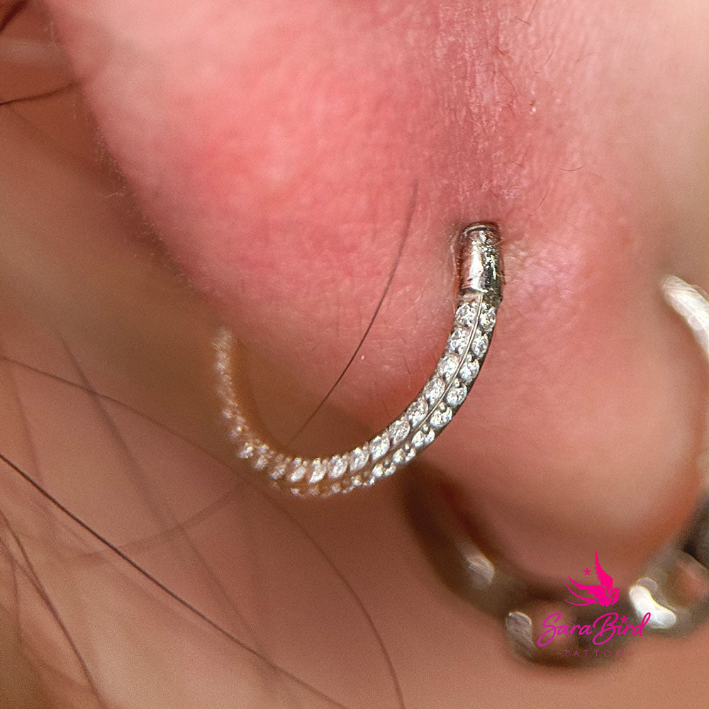 Argola em Titânio com 270º de Cristais – Sara Bird Tattoo
