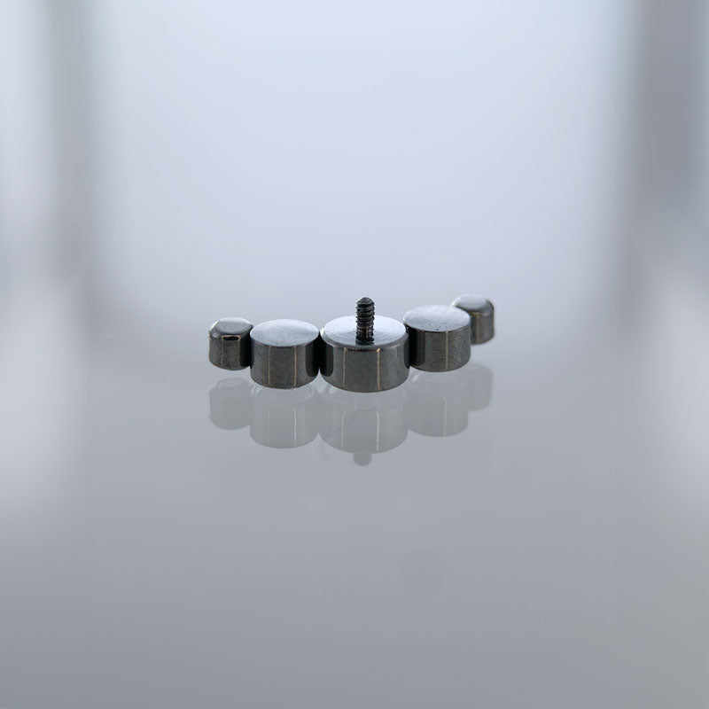 Topo em Titânio com Design Lunar e Zircónias Cintilantes