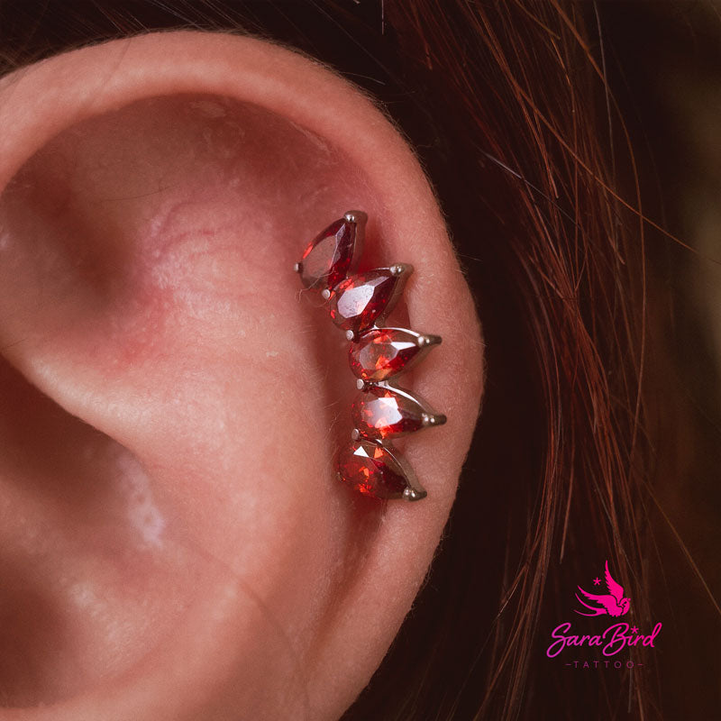 Topo em Titânio com Cristais de Zircónia Vermelha – Elegância Vibrante