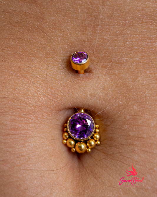 Navel em Titânio PVD Gold com Zircónia Ametista e Microesferas