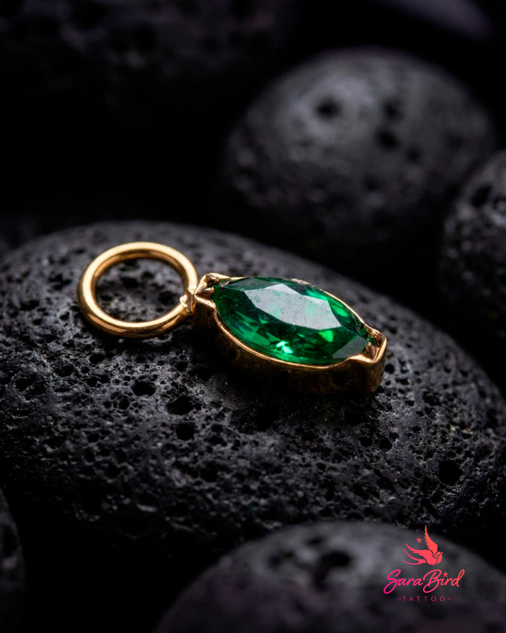 Pingente Navete Delicada em Titânio PVD Gold com Zircónia Verde Esmeralda