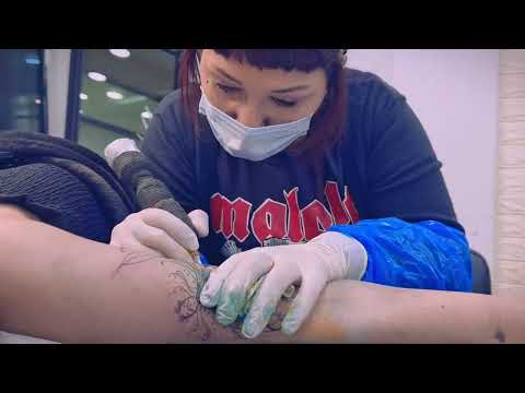 Sara - Mariposa Estilo Neo Tradicional com Ornamentos Florais Elegantes 🌸🦋