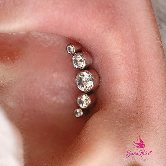 Topo em Titânio com Design Lunar e Zircónias Cintilantes para Piercings: Uma Joia Excepcional para um Estilo Sofisticado