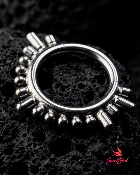 Argola Clicker em Titânio Tribal Minimalista