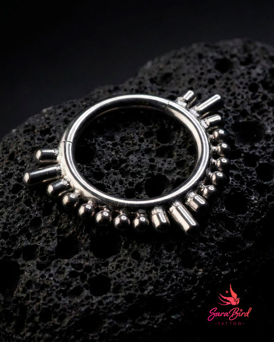 Argola Clicker em Titânio Tribal Minimalista