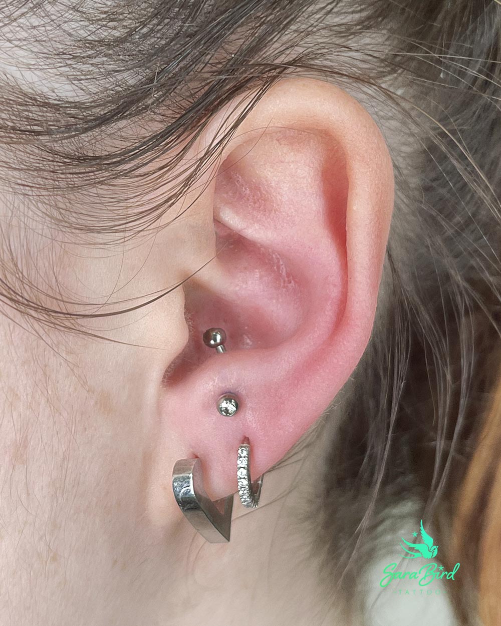 Piercing Orelha Com Jóia em Titânio - Várias zonas – Sara Bird Tattoo