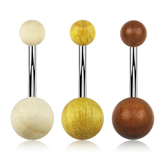 Piercing en el ombligo con bolas de madera