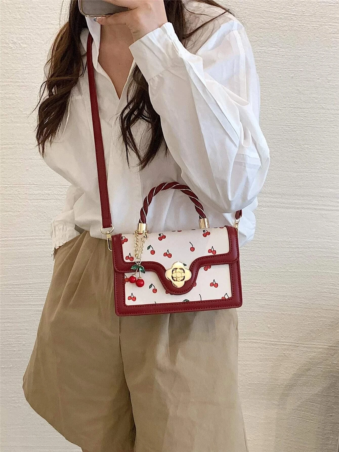 Cartera mini con estampado de cerezas