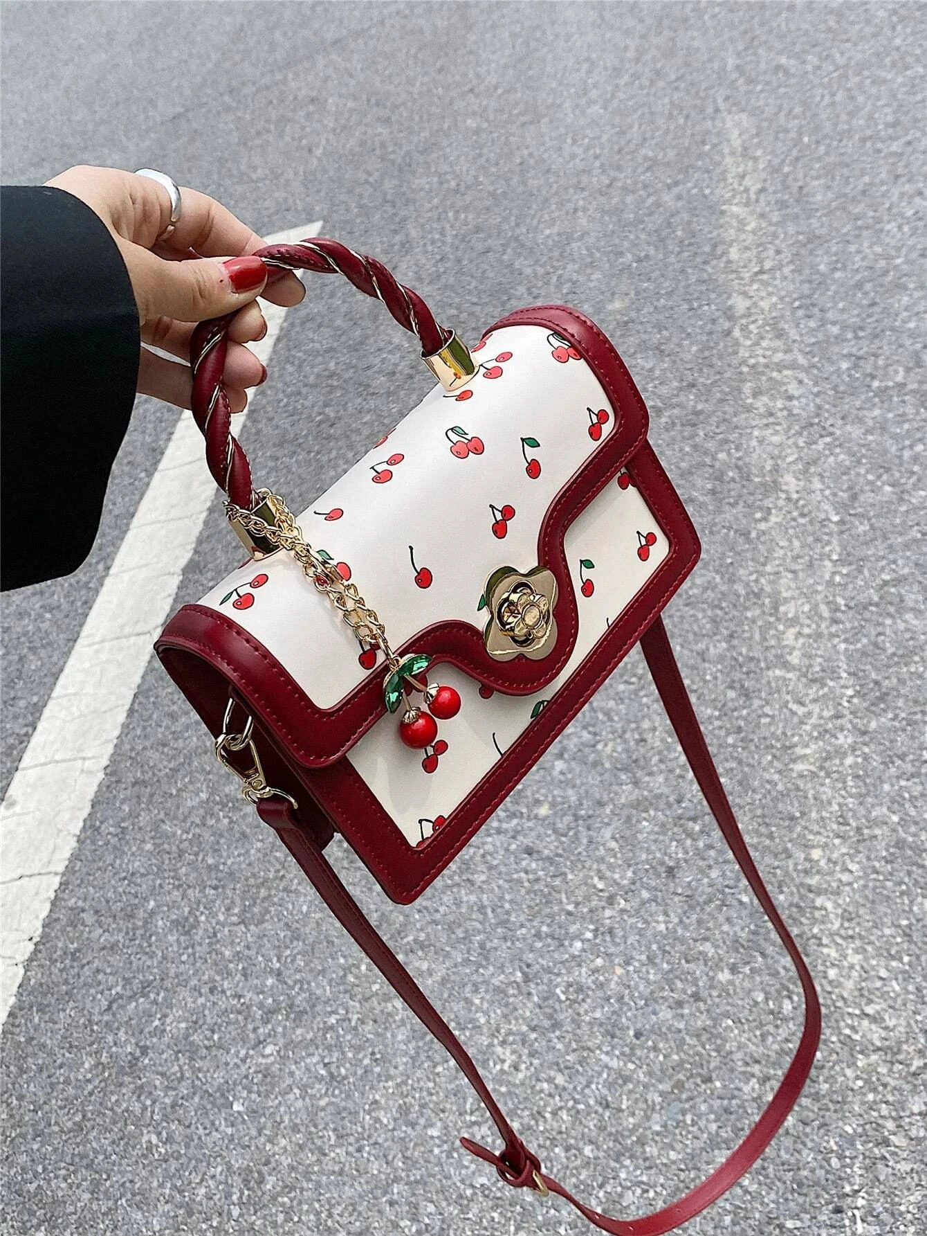Cartera mini con estampado de cerezas