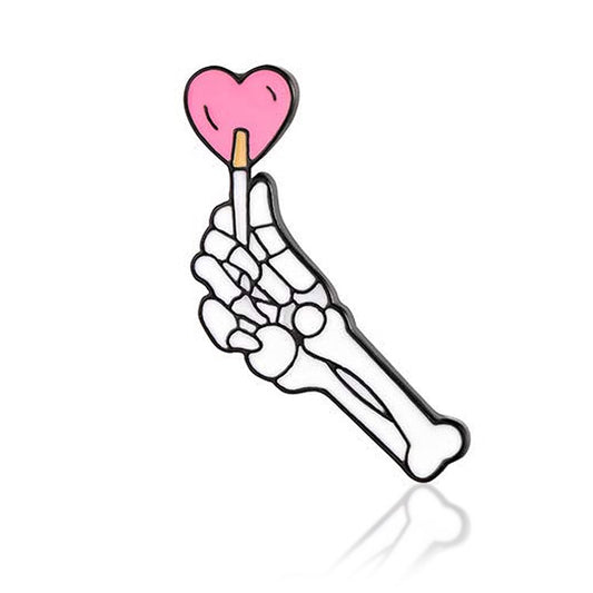 Crachá - Braço Esqueleto com Chupa-chupa em formato de Coração